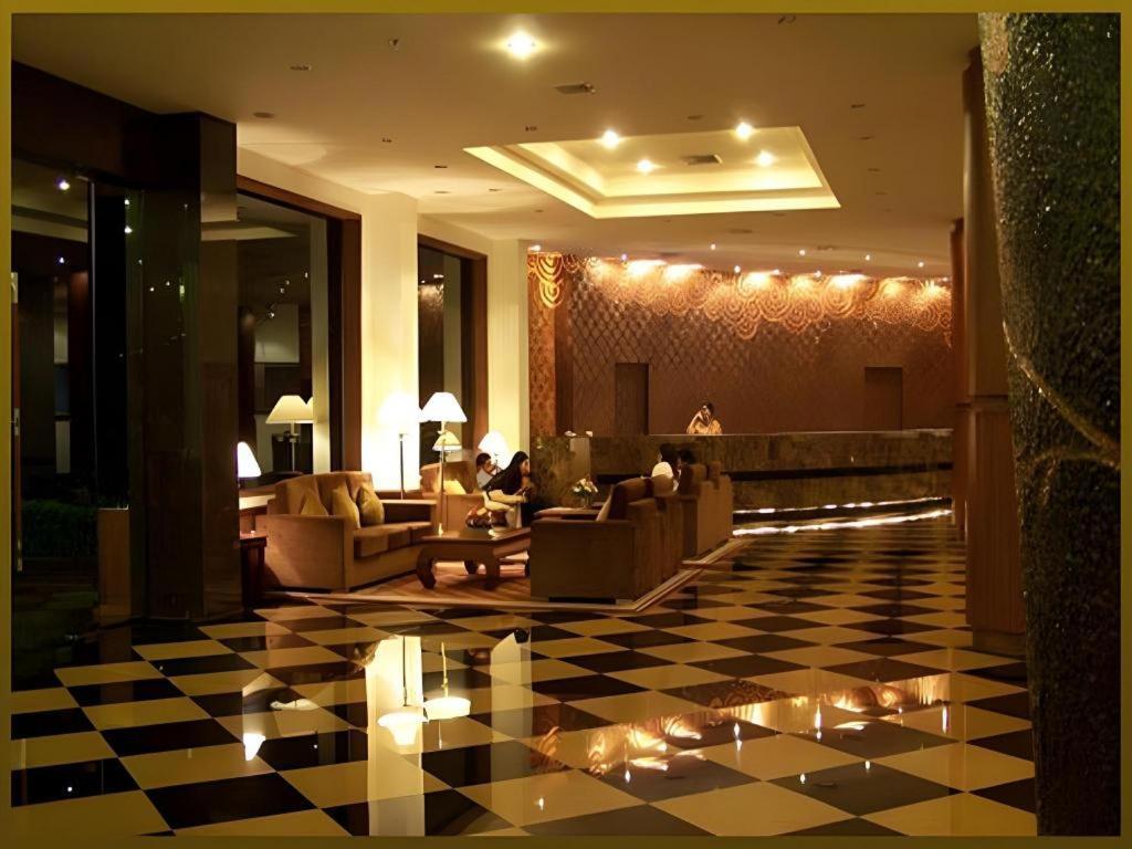 Sri U-Thong Grand Hotel Suphan Buri Exterior photo